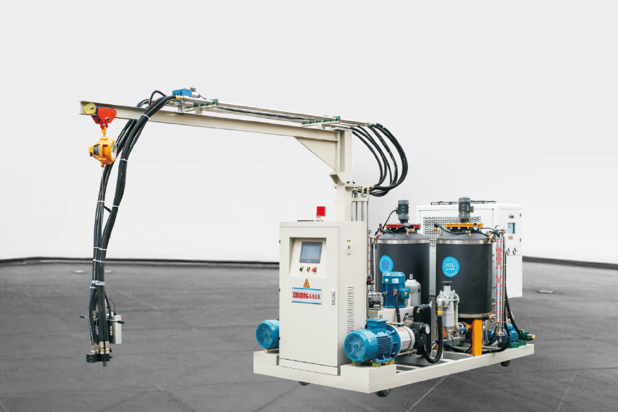 Macchina di iniezione ad alta pressione in poliuretano mobile a due componenti con traccia Macchina di iniezione ad alta pressione in poliuretano mobile a due componenti con traccia